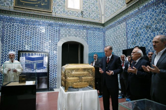 Cumhurbaşkanı Erdoğan, Hırka-ı Saadet’i Ziyaret Etti