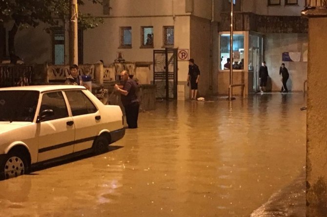 Gümüşhane’de Sağanak Yağış Ve Fırtına