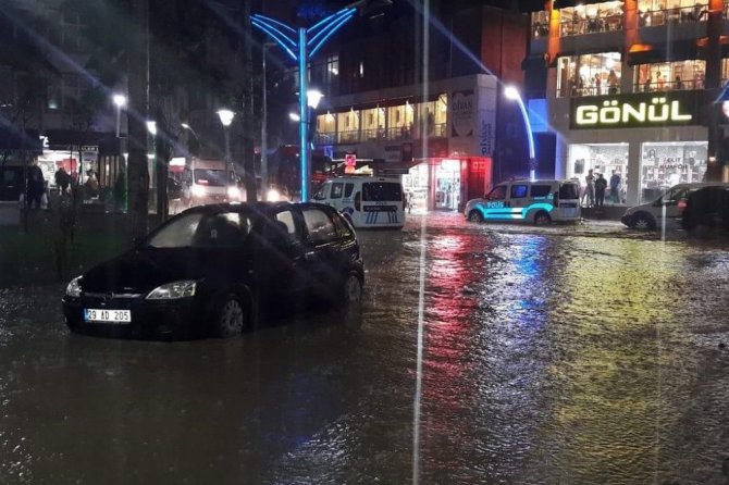 Gümüşhane’de Sağanak Yağış Ve Fırtına