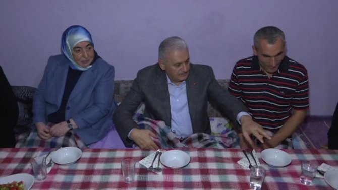 Başbakan Sancektepe’de Bir Ailenin İftarına Katıldı