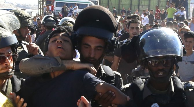İsrail, Filistinli Gençleri Mescidi Aksa’ya Yaklaştırmıyor