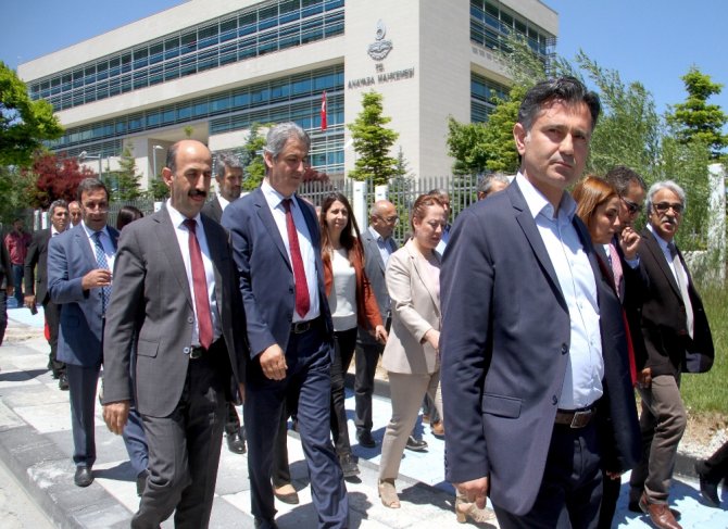 Hdp’li Vekillerden Anayasa Mahkemesi Önünde Oturma Eylemi