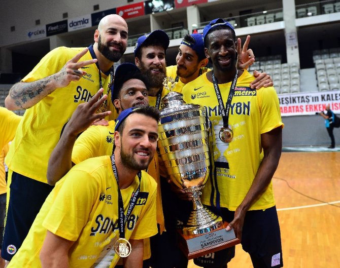Fenerbahçe Kupasını Aldı