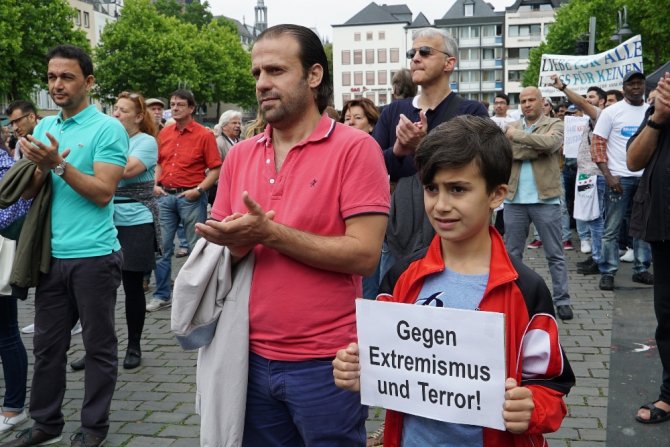 Almanya’da Müslümanlar Teröre Karşı Yürüdü