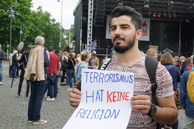 Almanya’da Müslümanlar Teröre Karşı Yürüdü