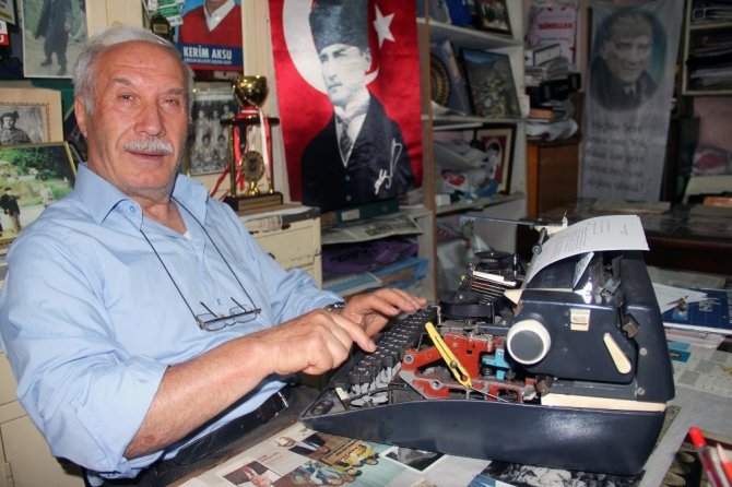 Daktilosundan Vazgeçemiyor