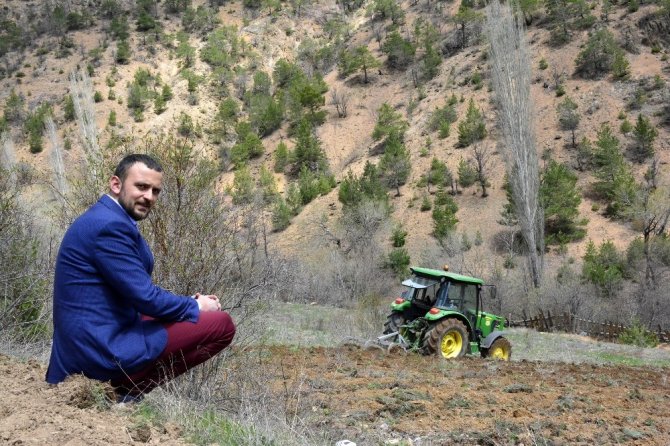 Kuşlar Aç Kalmasın Diye 6 Yıldır Tarlaya Buğday Ekiyor