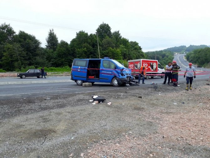 Jandarma Aracı Otomobille Çarpıştı: 1 Ölü, 2 Yaralı