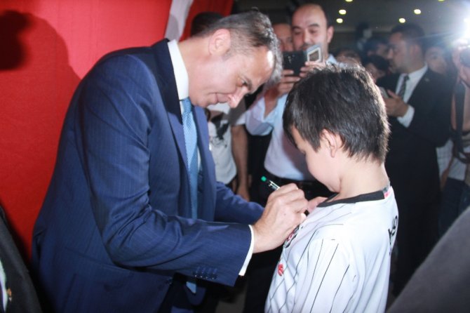 Beşiktaşlı Taraftarlardan İzdiham