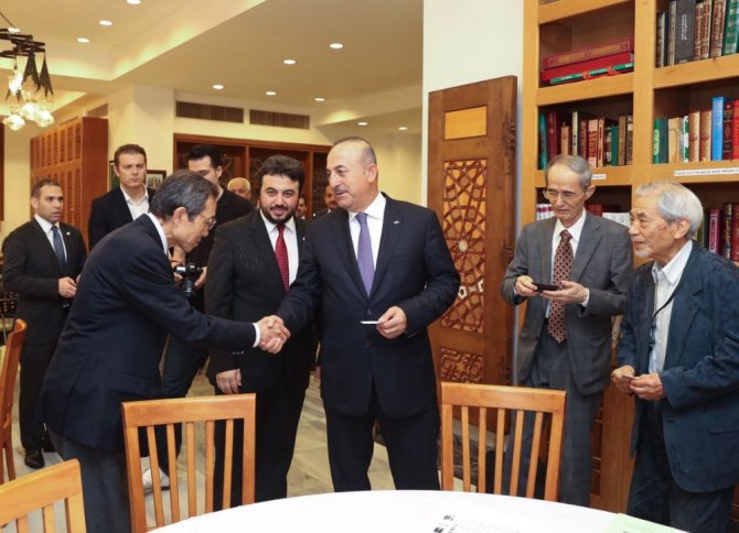 Çavuşoğlu Tokyo Camiini Ziyaret Etti