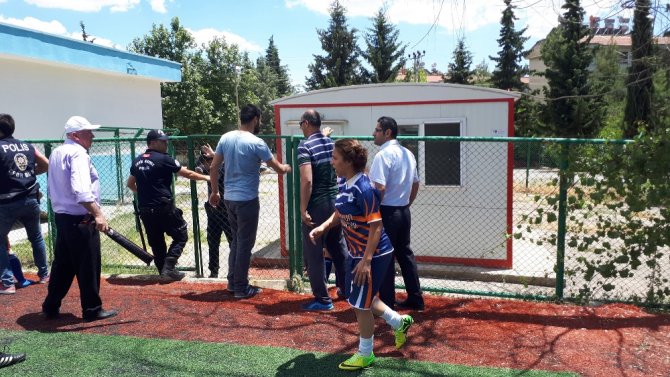 Kadın Futbolcular Hakemi Kovaladı
