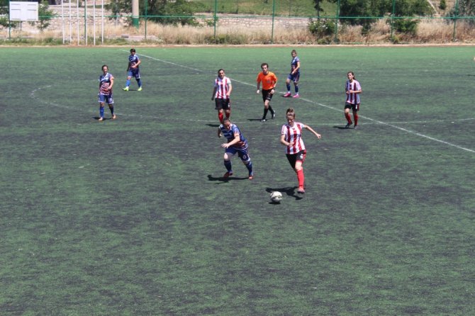 Kadın Futbolcular Hakemi Kovaladı