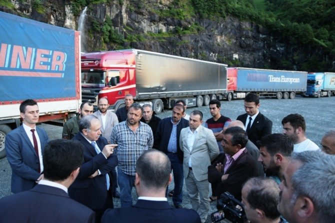 Vali Doğanay Tır Kuyruğunda Bekleyen Şoförleri Ziyaret Etti