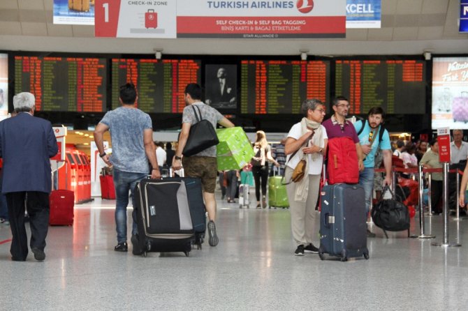 Atatürk Havalimanı’nda Bayram Yoğunluğu