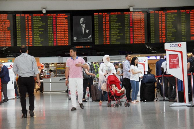 Atatürk Havalimanı’nda Bayram Yoğunluğu