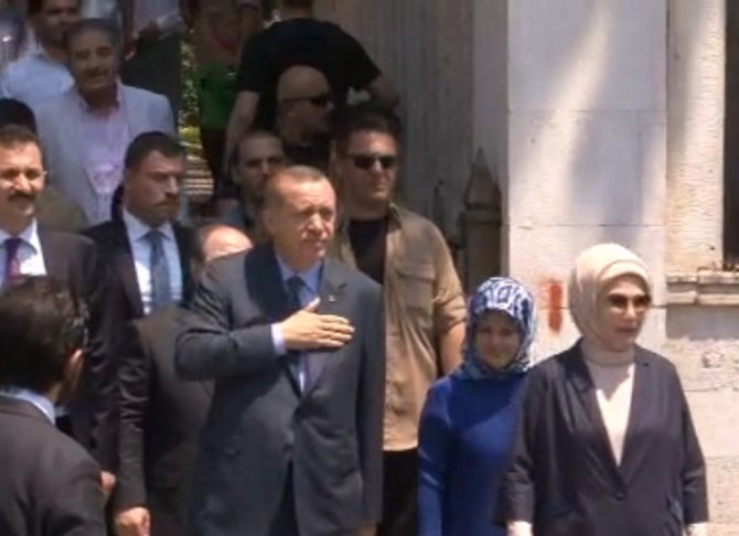 Erdoğan Anne Ve Babasının Kabirlerini Ziyaret Etti