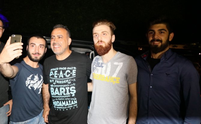 Haluk Levent 40 Kişiye Muzlu Süt Ismarladı