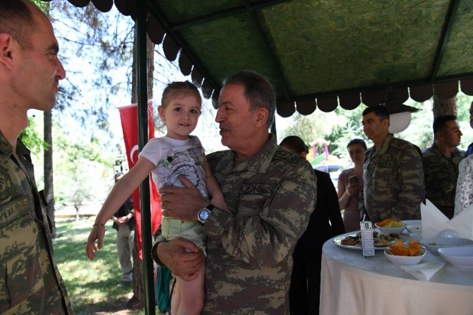 Orgeneral Akar Siirt’te Asker Ve Güvenlik Korucularıyla Bayramlaştı
