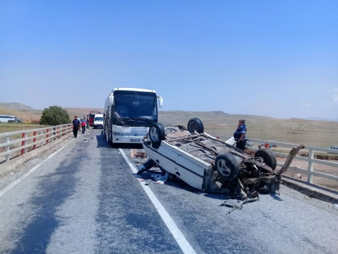Kaza Yapan Otomobile Yolcu Otobüsü Çarptı: 2 Ölü, 4 Yaralı