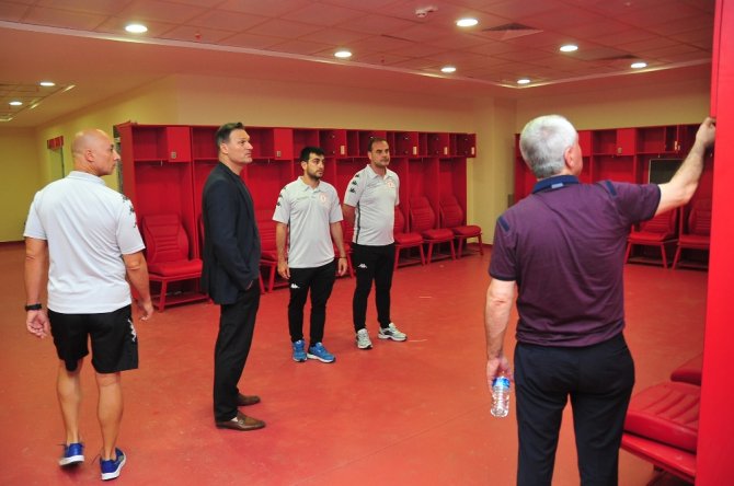 Yeni Hoca Yeni Stadı Gezdi