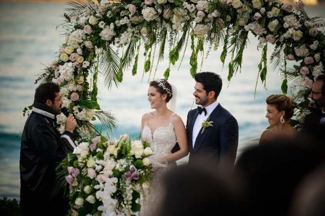 Burak Özçivit Ve Fahriye Evcen Dünyaevine Girdi