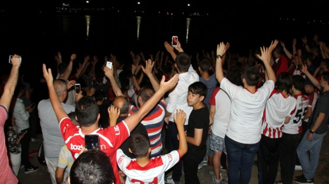 Samsunsporlu Taraftarlardan Dev 52. Yıl Kutlaması