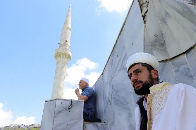 Bu Caminin Ne Kubbesi Ne Çatısı Var