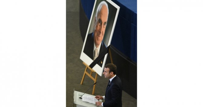 Macron’dan Sarkozy’ye Jest