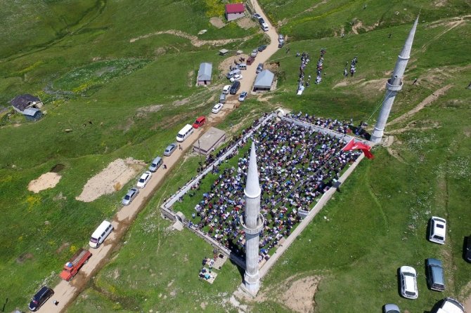 Bu Caminin Ne Kubbesi Ne Çatısı Var