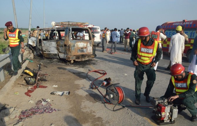 Pakistan’da Minibüs Alev Aldı: 6 Ölü