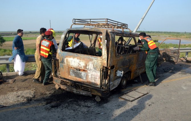 Pakistan’da Minibüs Alev Aldı: 6 Ölü