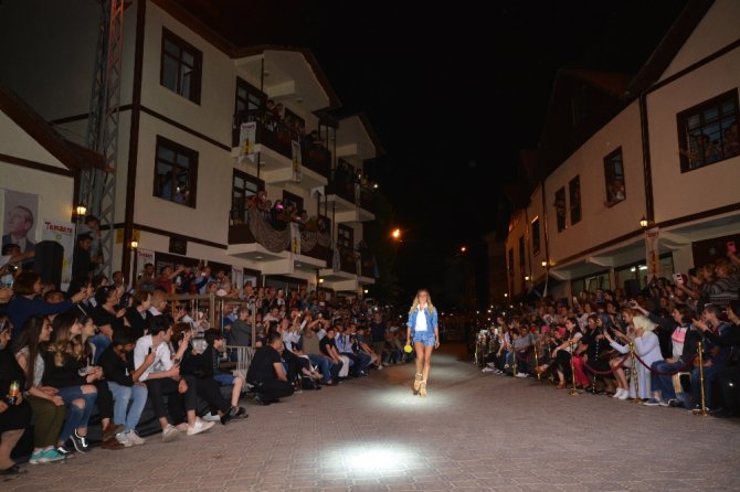 İlk Defa Sokak Defilesinde Yürüdü