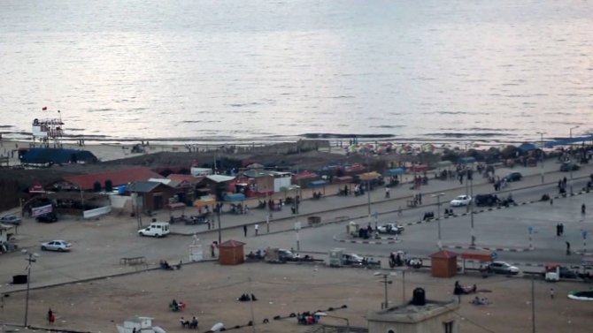 Sıcaktan Bunalan Gazzeliler Denize Akın Etti