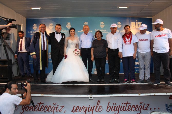 Kılıçdaroğlu Yürüyüşün Sonunda Nikah Şahitliği Yaptı