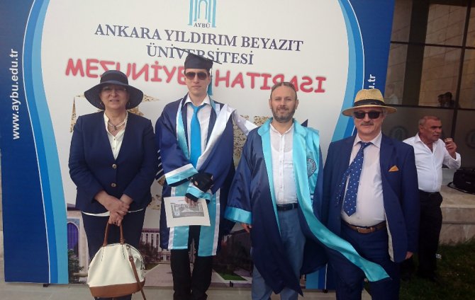 Asperger Sendromlu İlk Üniversite Mezunu