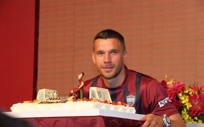 Podolski İmzayı Attı