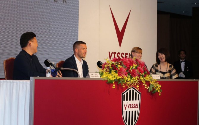 Podolski İmzayı Attı