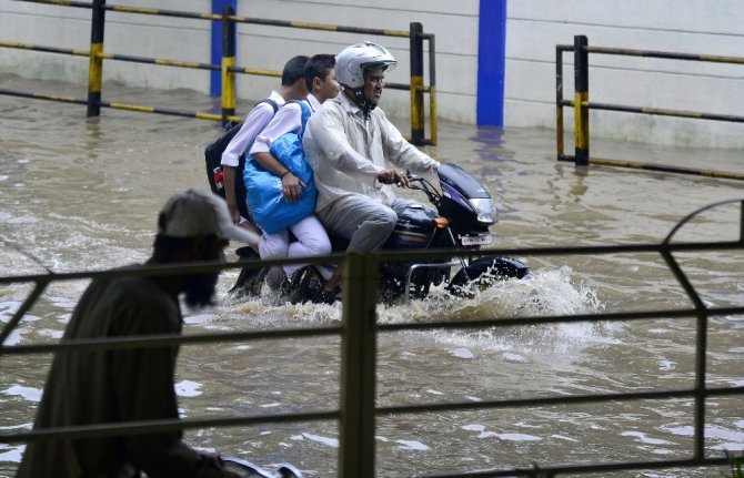 Hindistan’da Sel 400 Yüz Bin Kişiyi Etkiledi