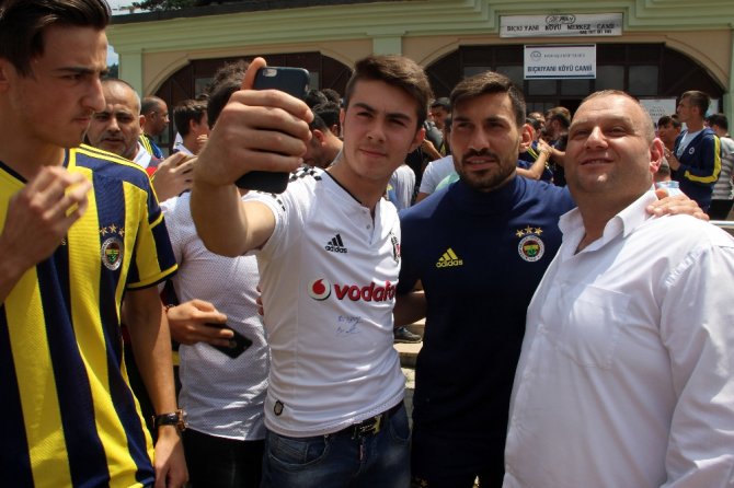 Fenerbahçeli Futbolculara Cuma Namazı’nda Yoğun İlgi
