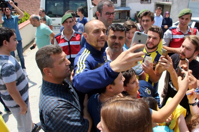 Fenerbahçeli Futbolculara Cuma Namazı’nda Yoğun İlgi