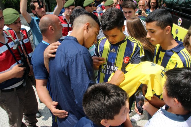 Fenerbahçeli Futbolculara Cuma Namazı’nda Yoğun İlgi