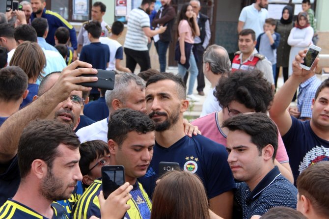 Fenerbahçeli Futbolculara Cuma Namazı’nda Yoğun İlgi