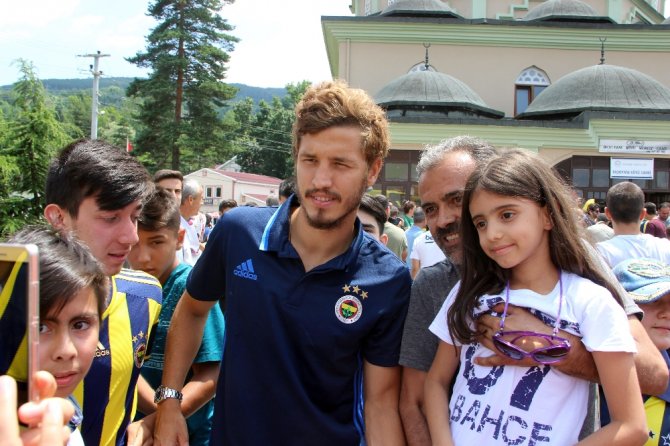 Fenerbahçeli Futbolculara Cuma Namazı’nda Yoğun İlgi