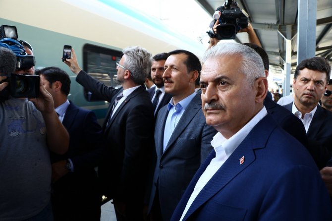 Başbakan Yıldırım Yüksek Hızlı Trenle Seyahat Etti