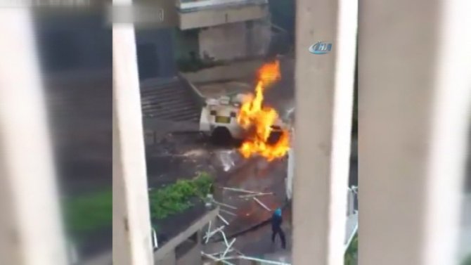 Protestocular Polis Panzerini Yaktı, Alevler Binaya Sıçradı