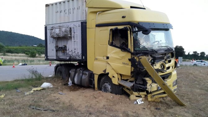 Tır İle Kamyonet Çarpıştı: 3 Ölü, 1 Yaralı