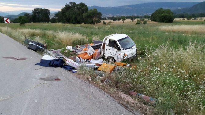 Tır İle Kamyonet Çarpıştı: 3 Ölü, 1 Yaralı