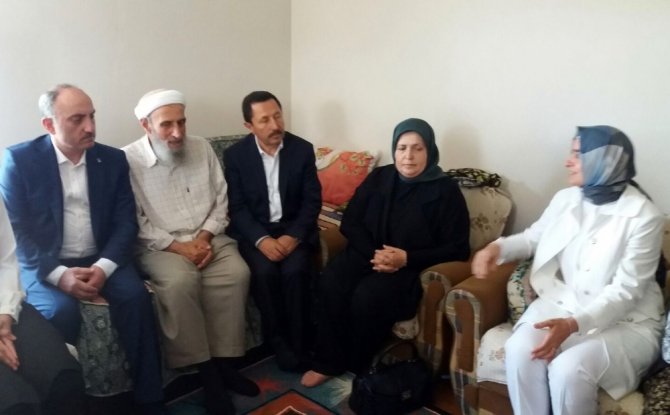 Bakan Kaya Şehit Kaymakam Safitürk’ün Evini Ziyaret Etti
