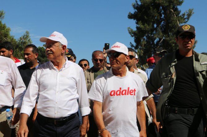 Kılıçdaroğlu "Adalet Yürüyüşü Sergisi"nde