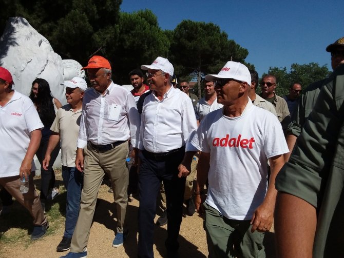 Kılıçdaroğlu "Adalet Yürüyüşü Sergisi"nde